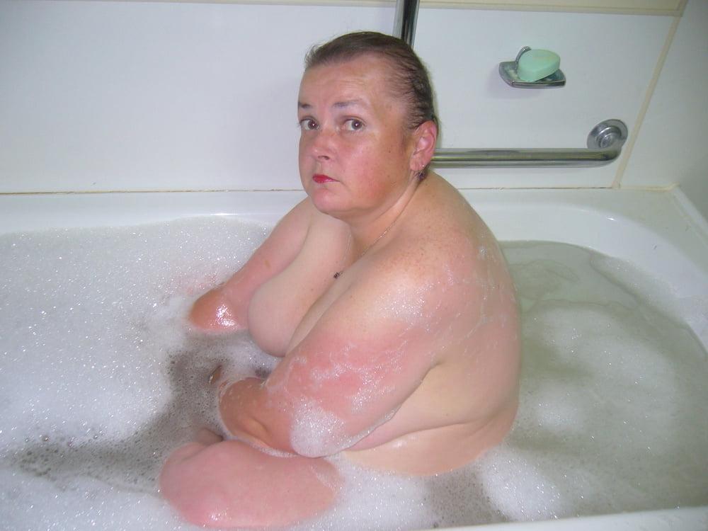 9P fatpig in the bath