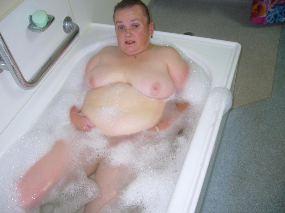 9P fatpig in the bath