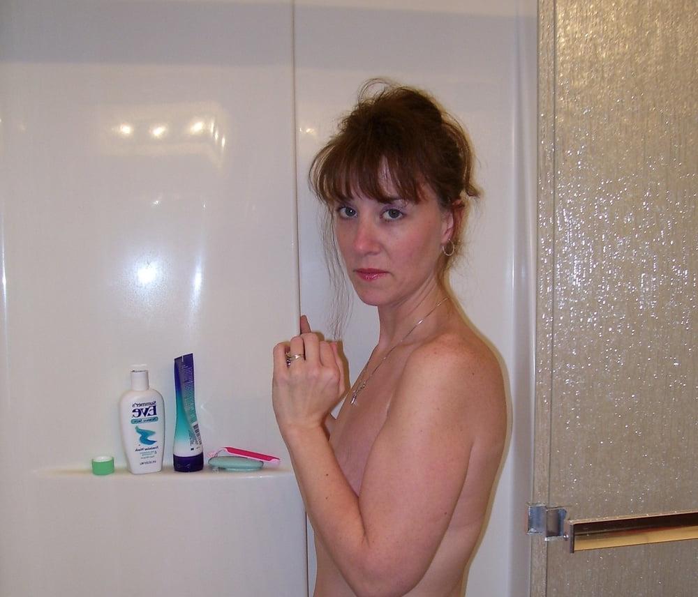 19P Brunette MILF in the Bath
