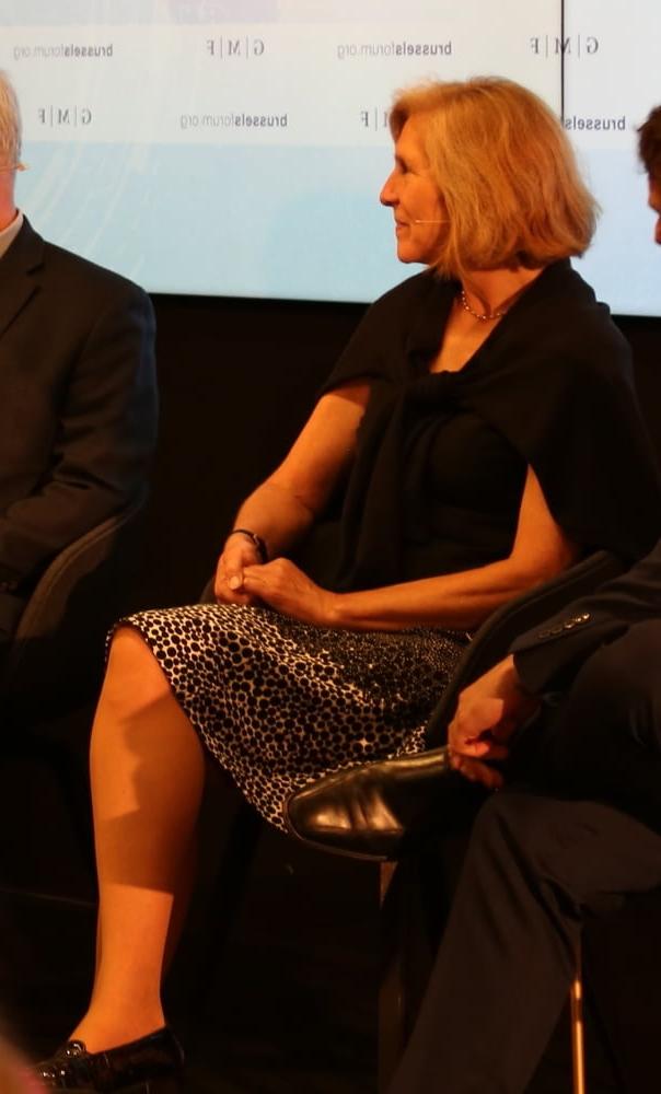 25P Old Blonde Pantyhosed Conference Cunt