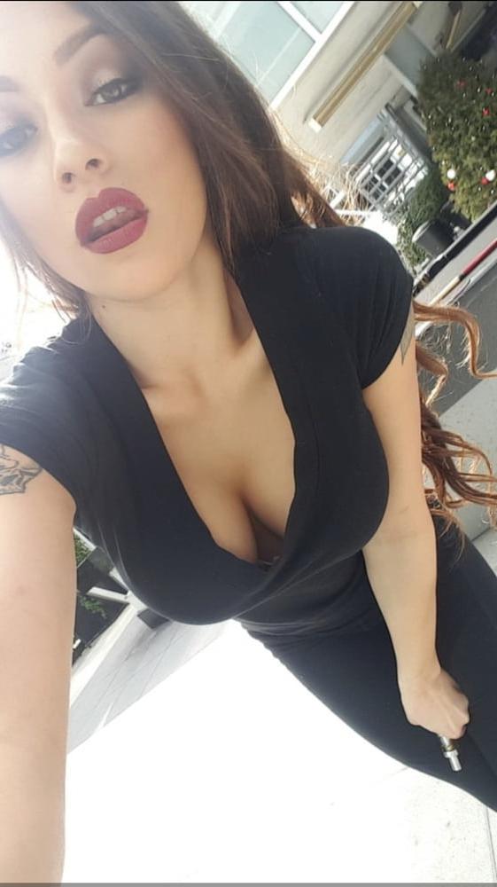 17P Sexy tattoo girl nice tits pretty face selfshot