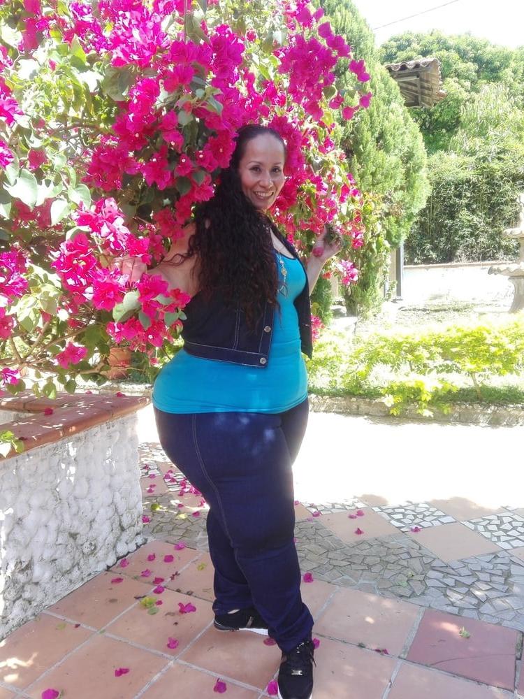 25P Mega thick comlombian milf