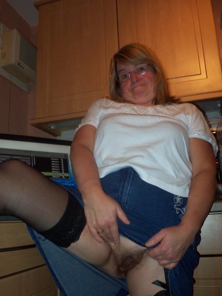 25P Granny whore with hairy cunt