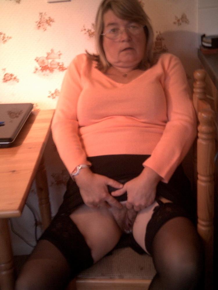 25P Granny whore with hairy cunt