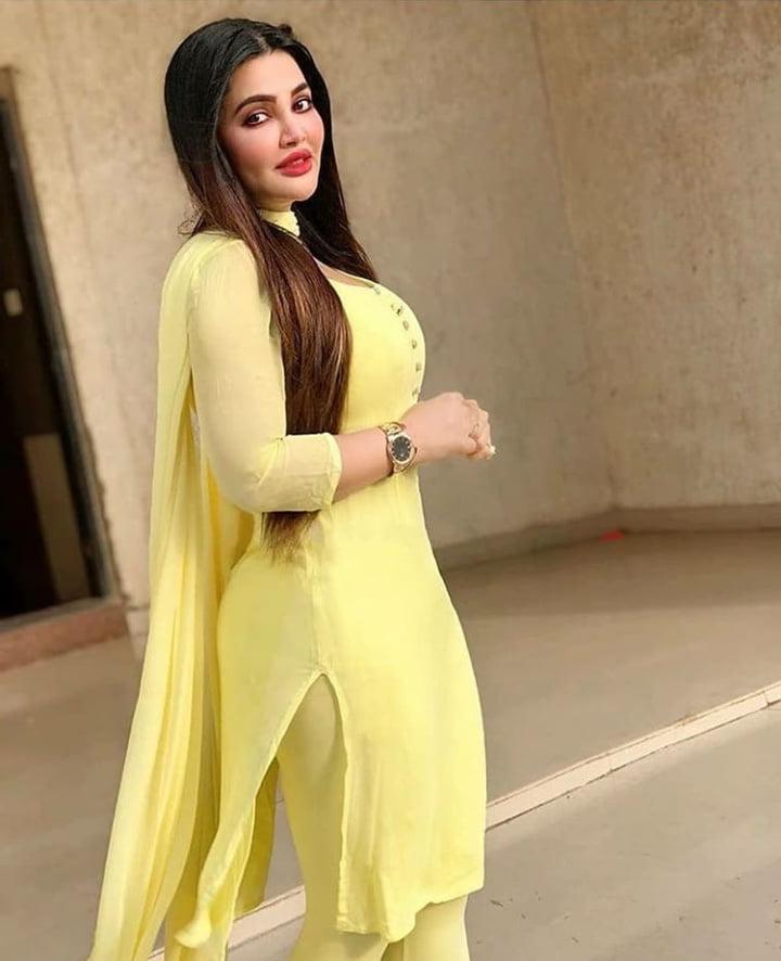 11P Pakistani Hot Girls
