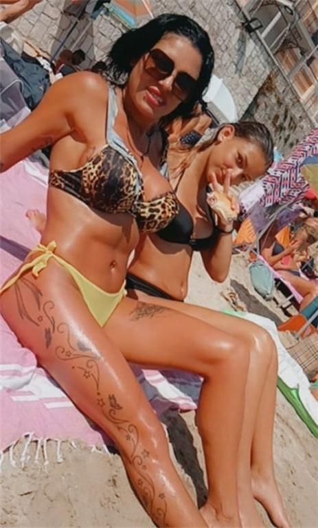 25P Social media bikini girls