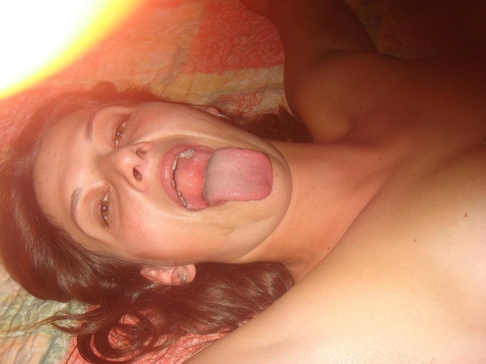 25P Sexy MILF puts carrot in ass
