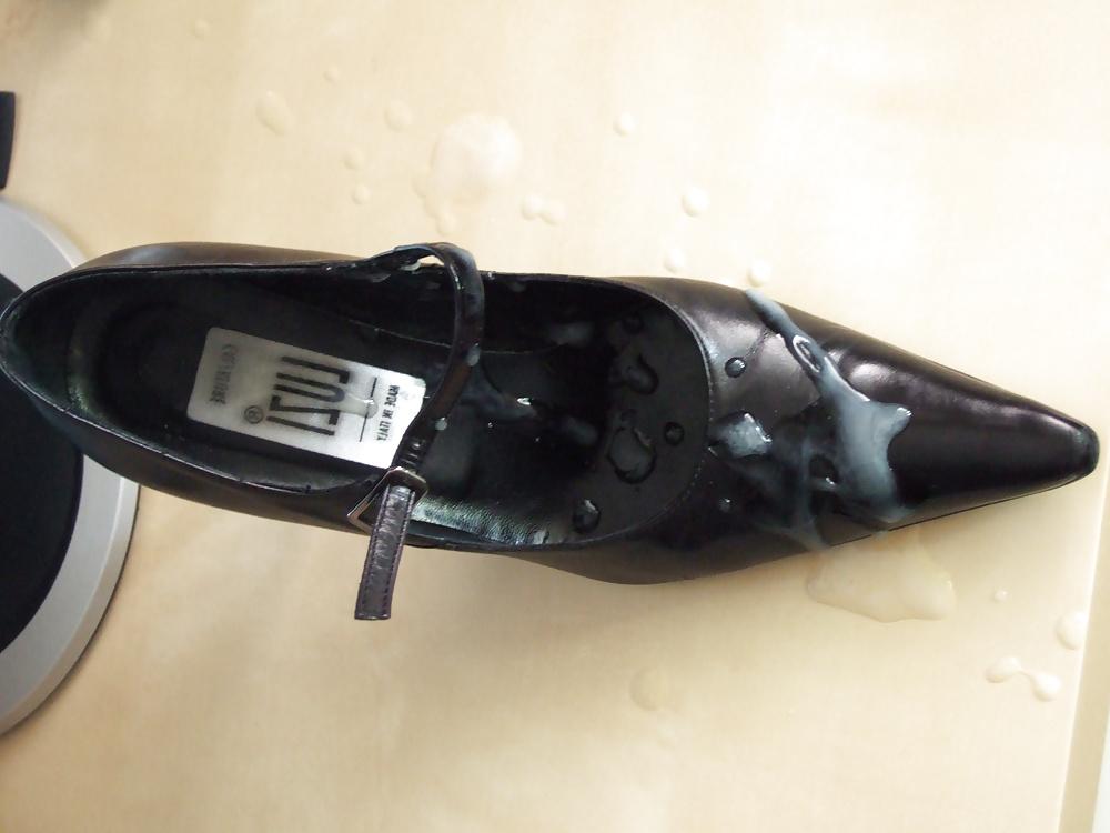 19P Cum on shoes