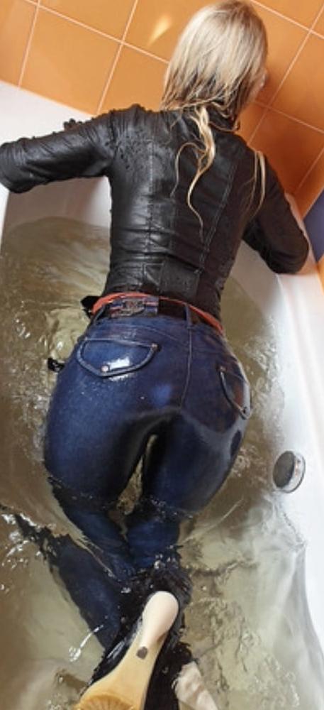 25P Hot girls getting wet for you