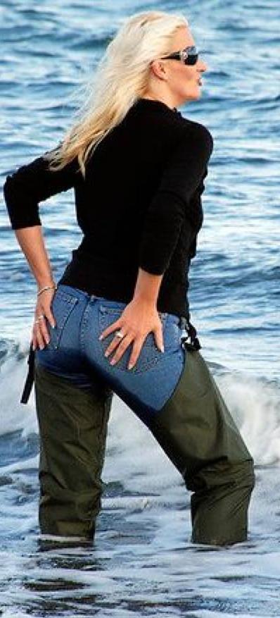 25P Hot girls getting wet for you