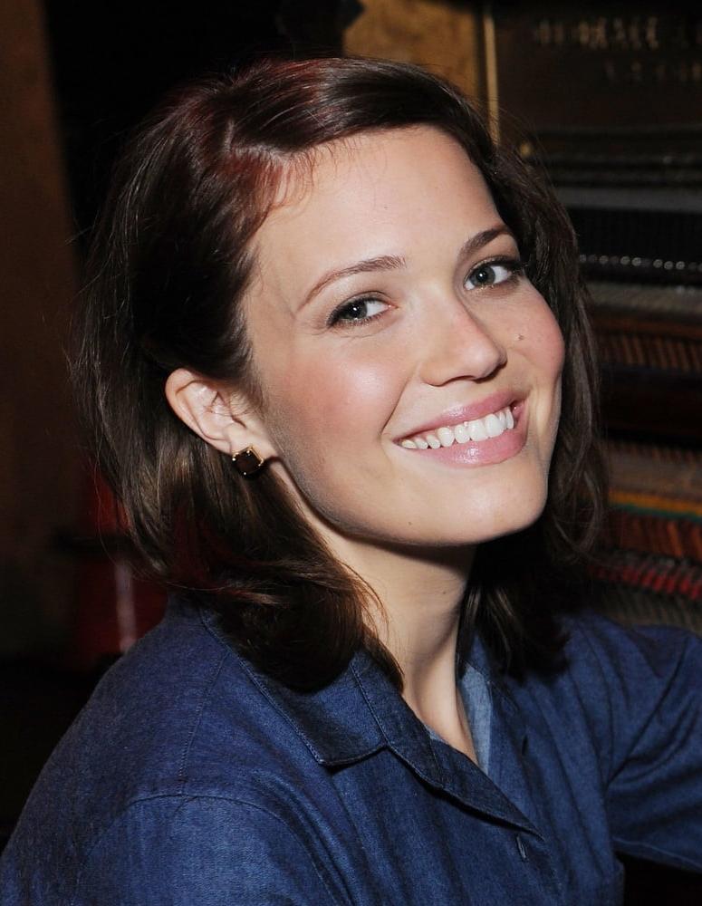 11P Mandy Moore - Portrait Session in the Largo Theatre (2009)