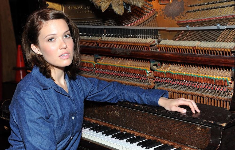 11P Mandy Moore - Portrait Session in the Largo Theatre (2009)