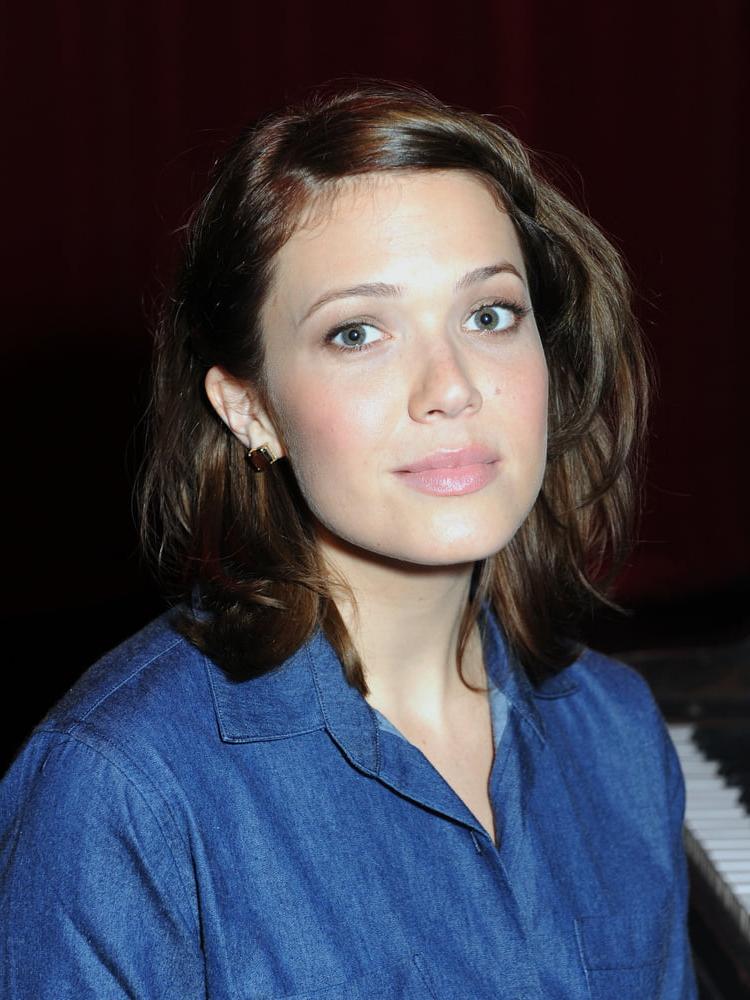 11P Mandy Moore - Portrait Session in the Largo Theatre (2009)