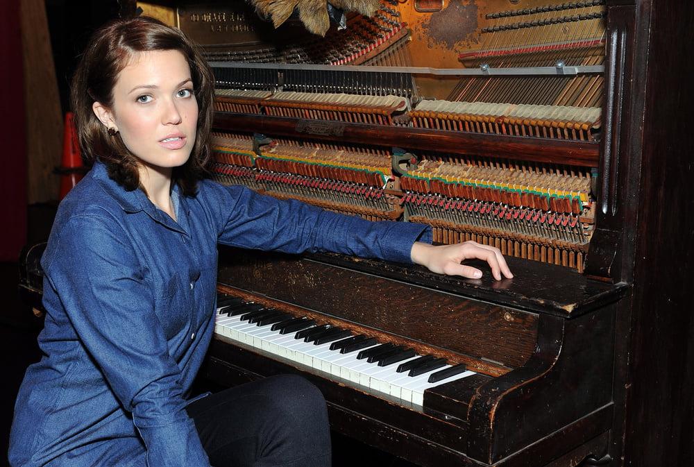 11P Mandy Moore - Portrait Session in the Largo Theatre (2009)
