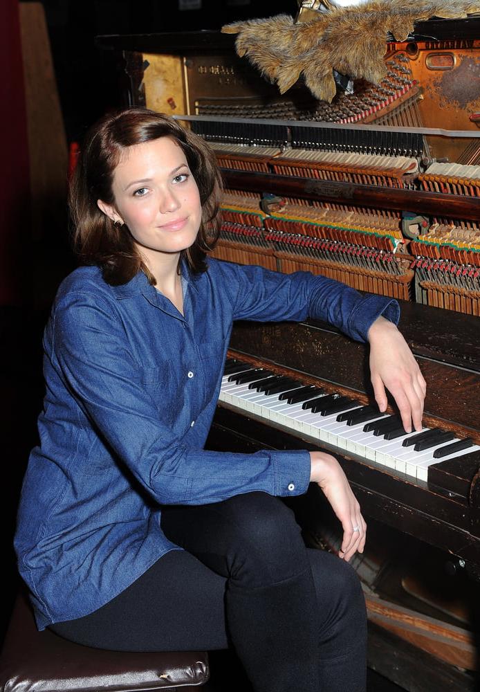 11P Mandy Moore - Portrait Session in the Largo Theatre (2009)