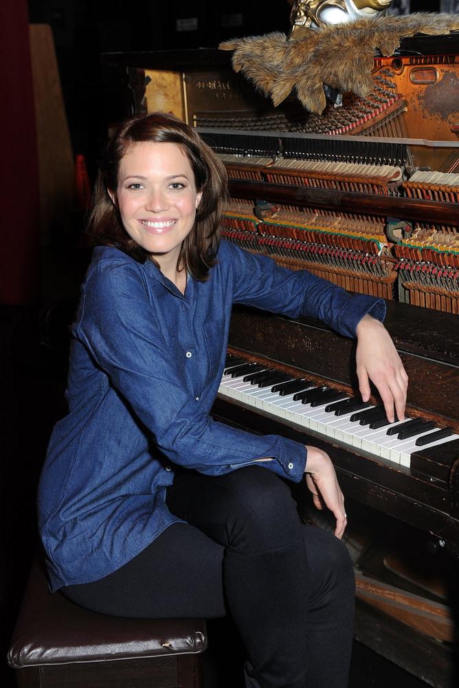 11P Mandy Moore - Portrait Session in the Largo Theatre (2009)