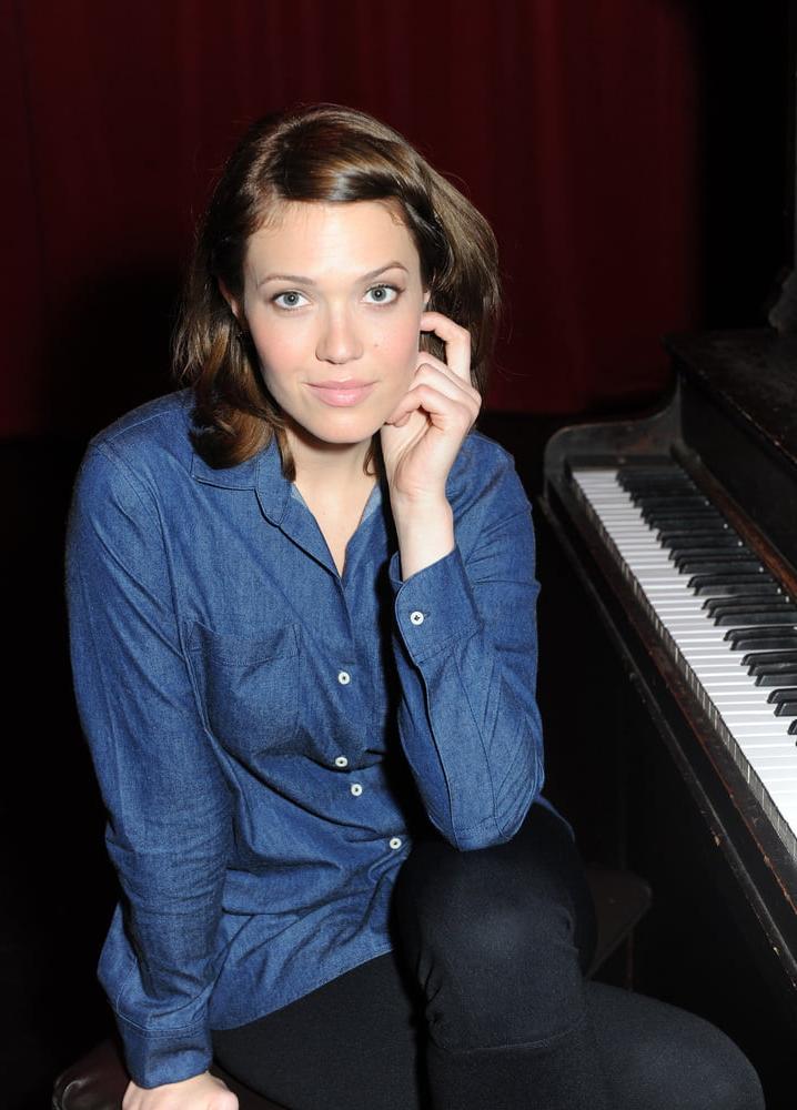 11P Mandy Moore - Portrait Session in the Largo Theatre (2009)