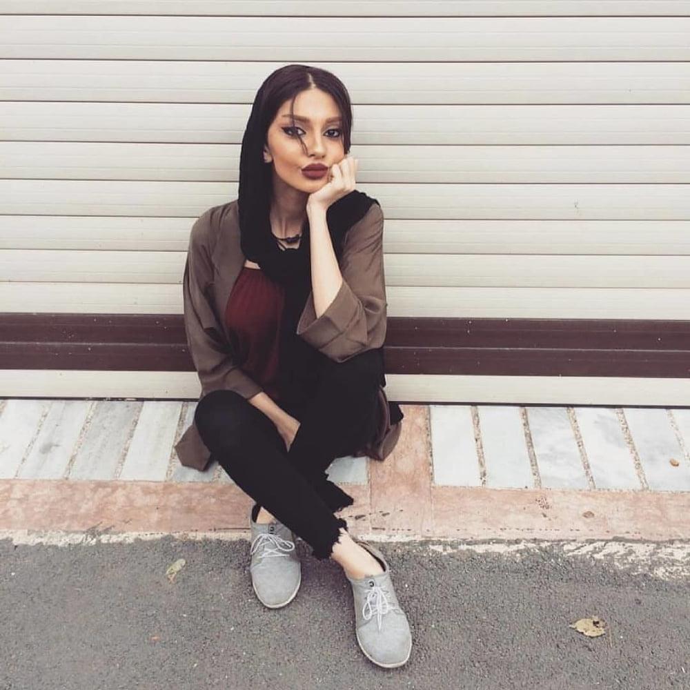 25P Iran Teen girls 45