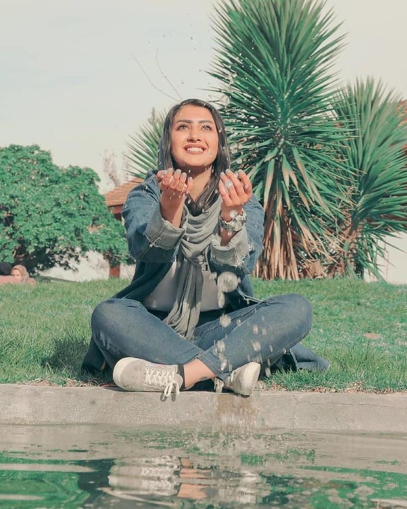 25P Iran Teen girls 39