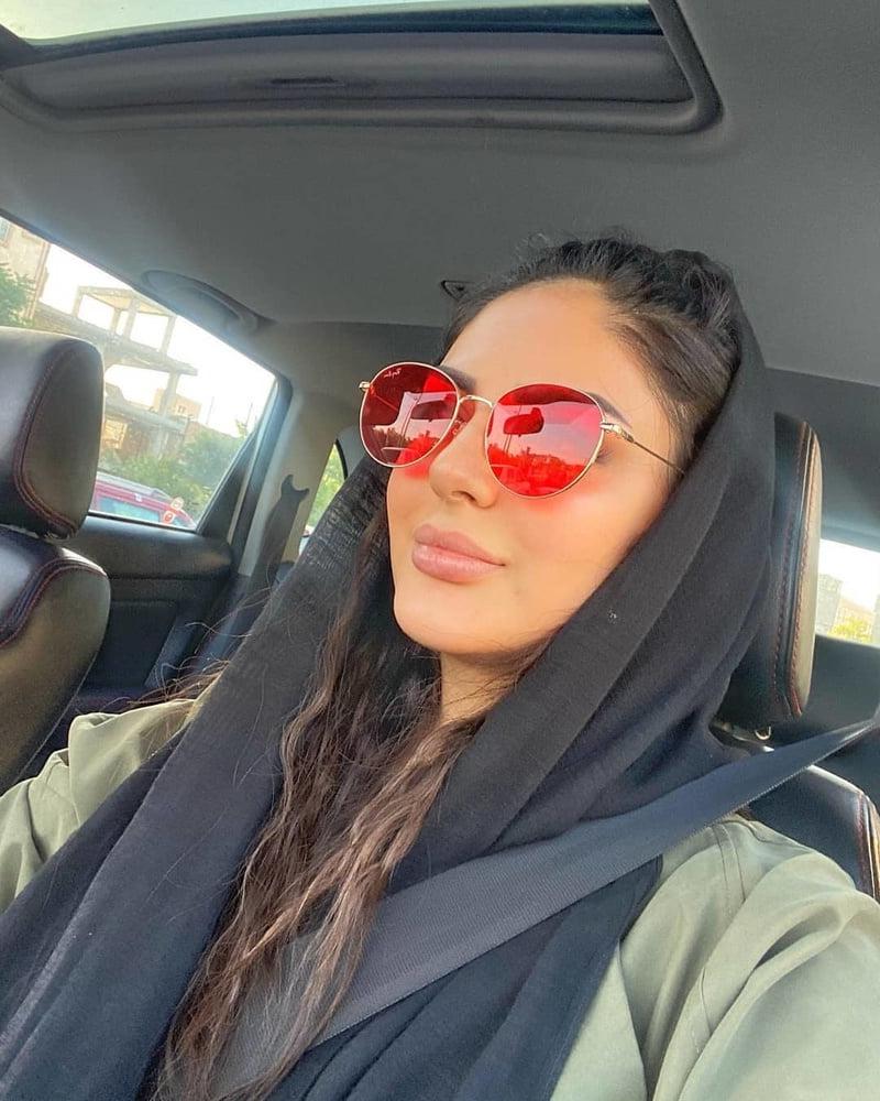 25P Iran Teen girls 40