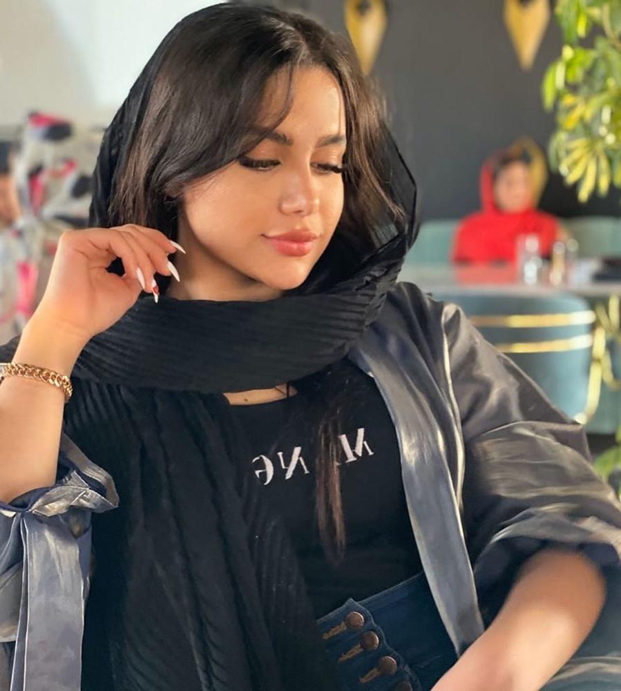 25P Iran Teen girls 40
