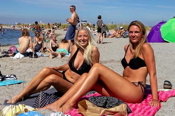 18P Bikini Girls ( young 18 ) Beach ..