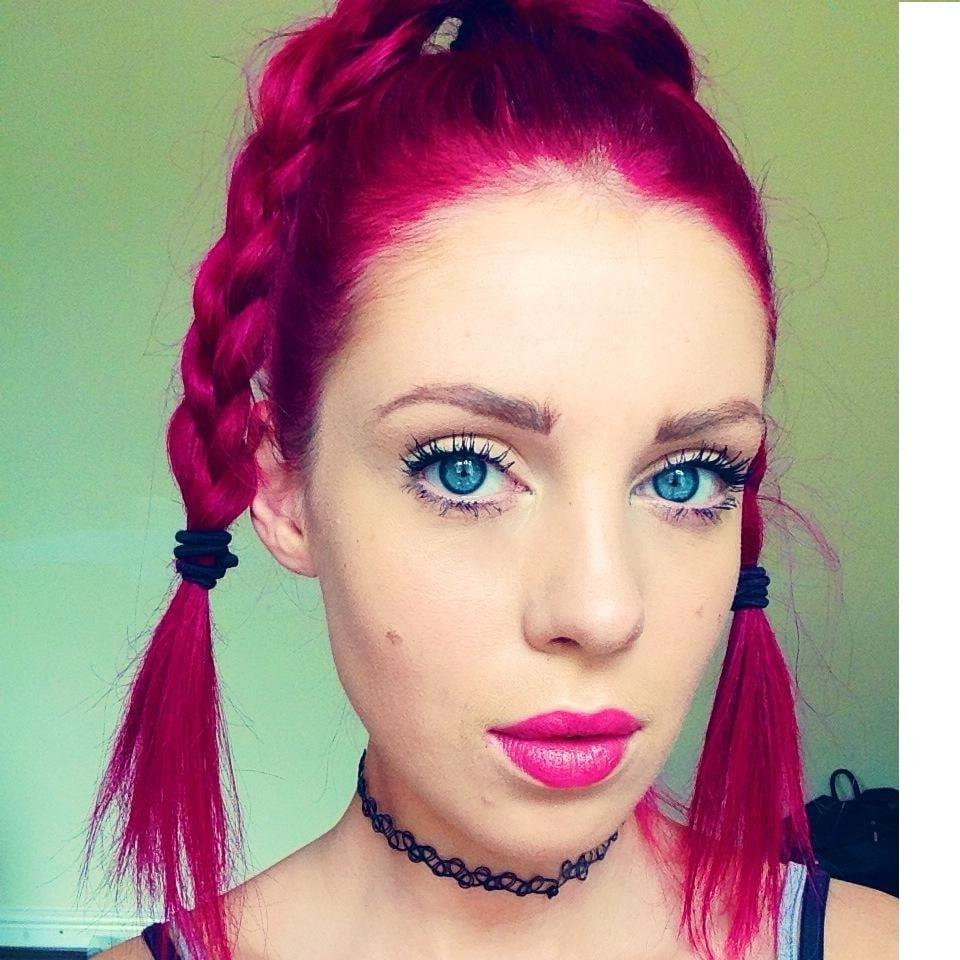 25P Amateur UK girl Katie E - Cock tease &amp; Social Media wankbait