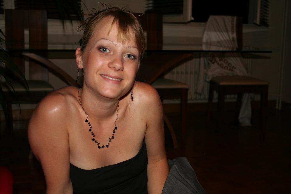 25P A pretty brunette
