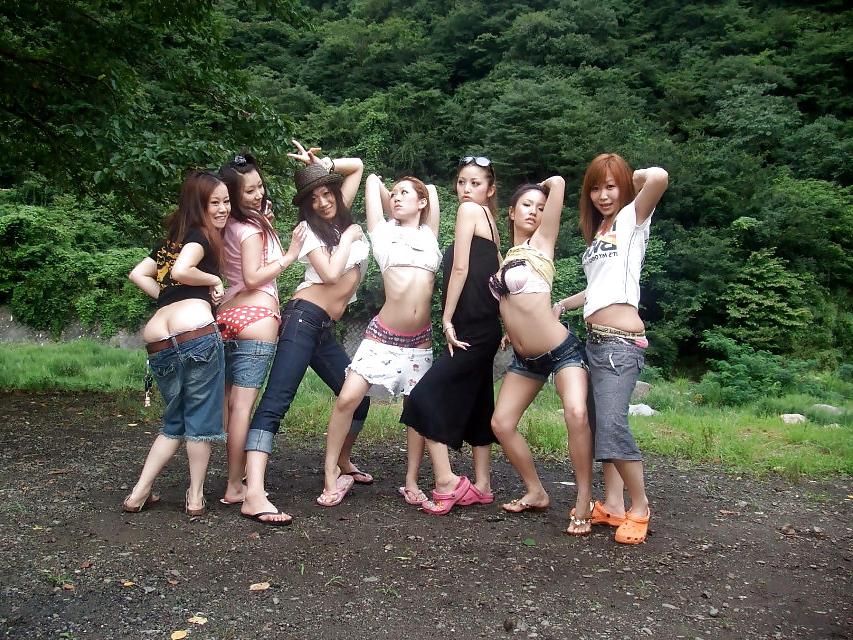 12P Japanese students prank at her trip