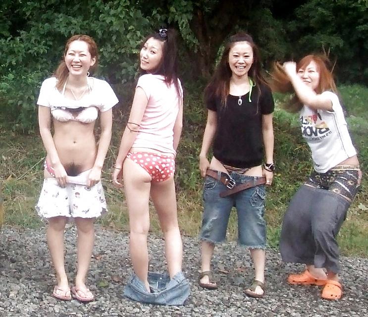 12P Japanese students prank at her trip