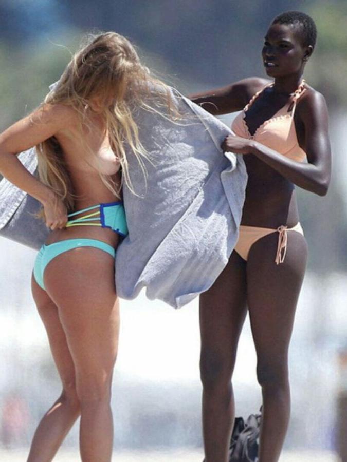 25P Naked girls changing