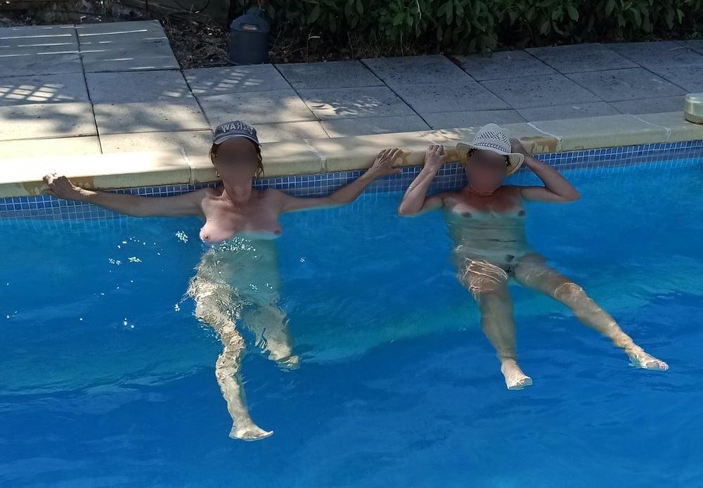 9P Les miss a la piscine Girls at swimming pool