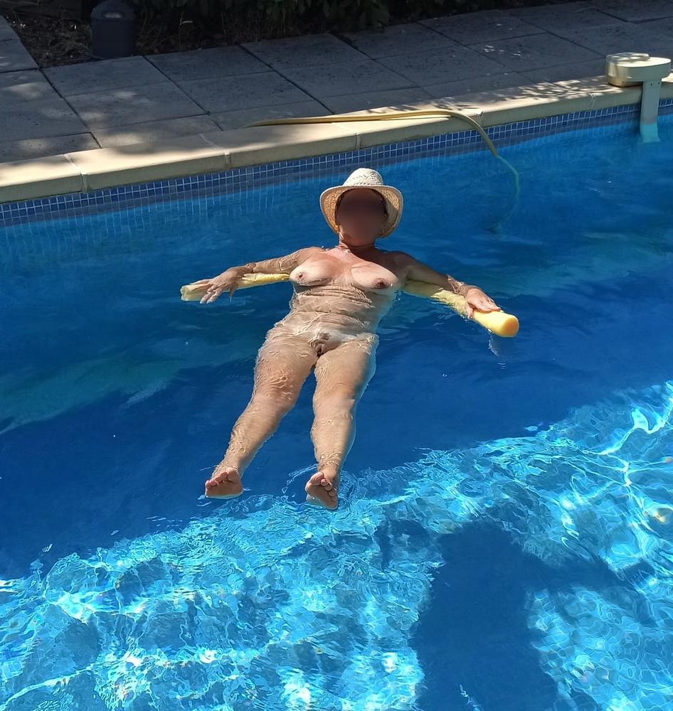 9P Les miss a la piscine Girls at swimming pool