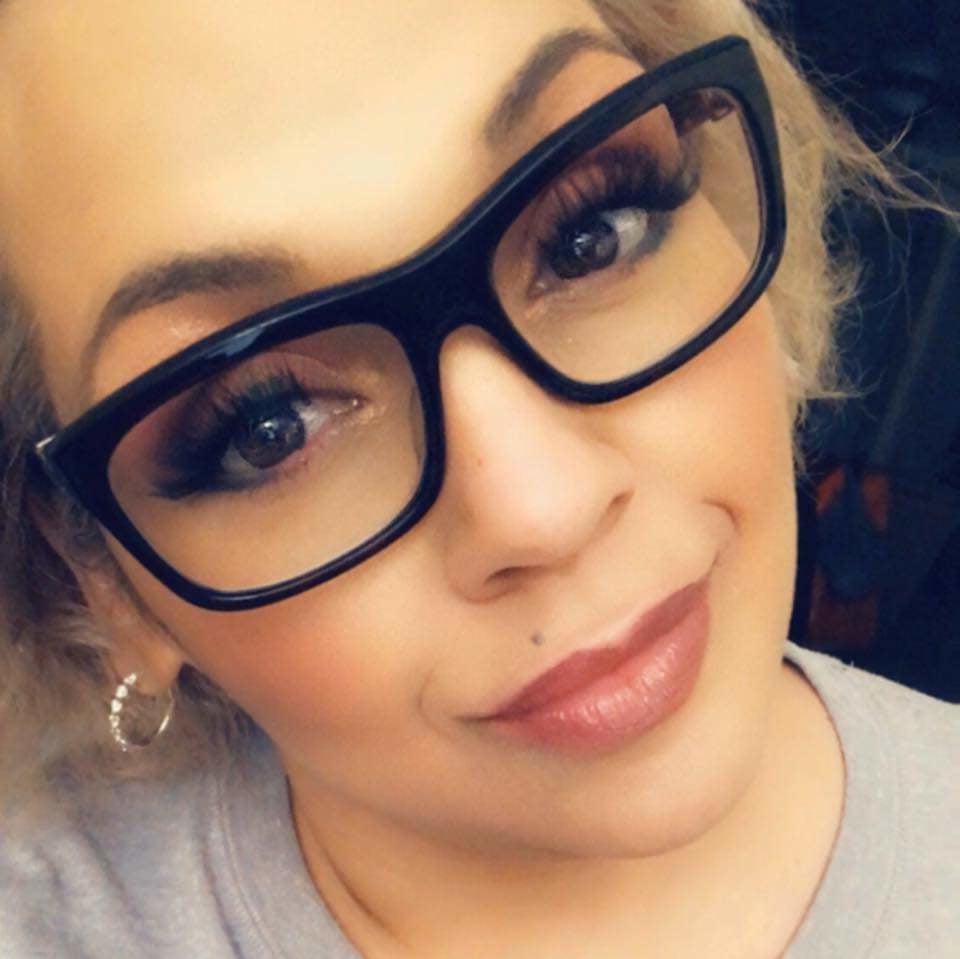 25P Sexy Gigi face and her feets... MILF HOTTIE