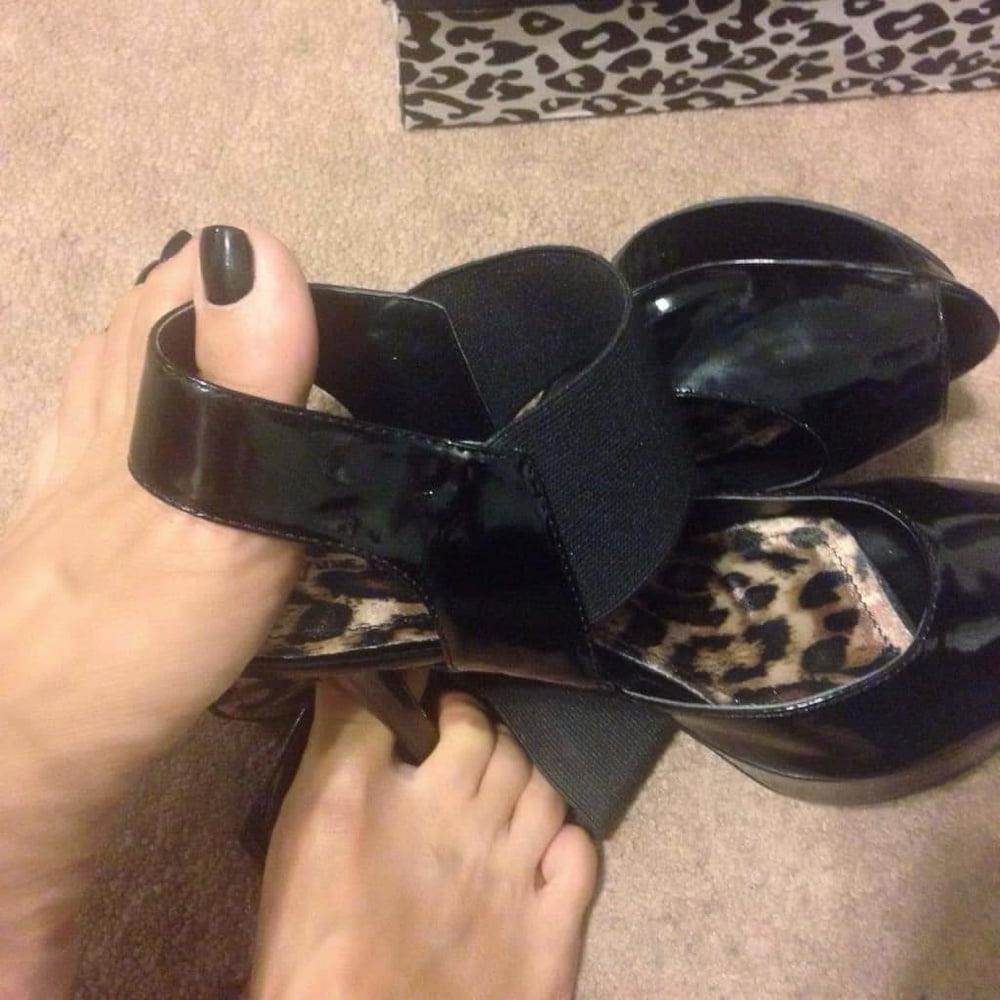 25P Sexy Gigi face and her feets... MILF HOTTIE