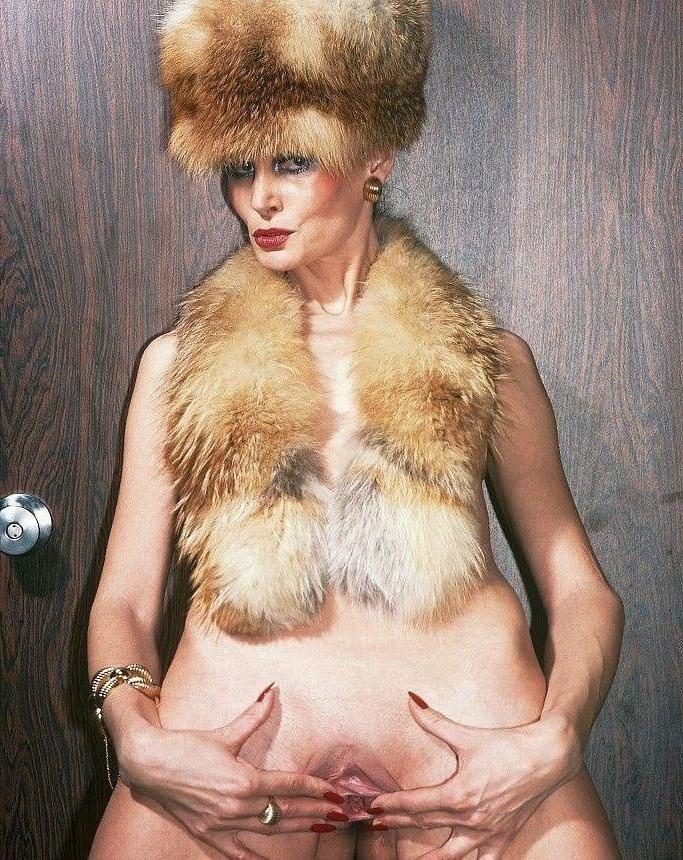 25P Granny Spreads Her Cunt For You - 37