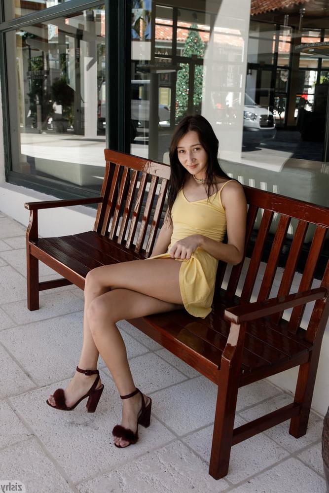 25P sexy bench girls