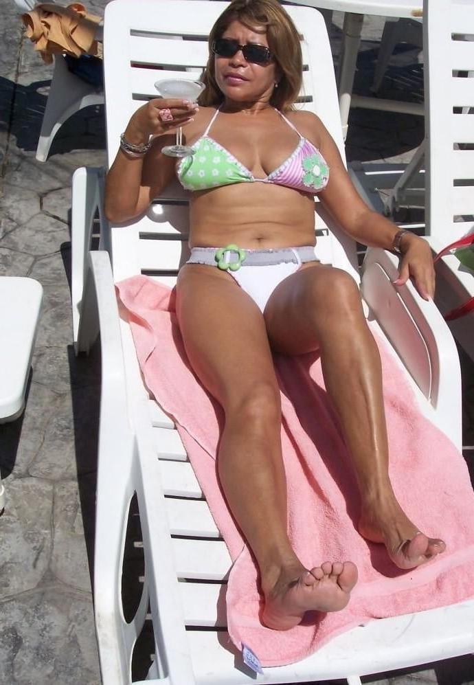 25P Milf vieja puerca y tetuda se masturba