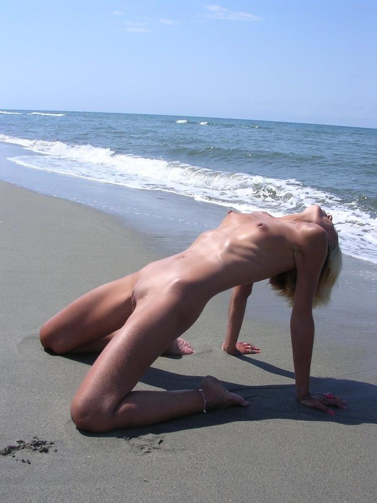 25P Milf at the beach
