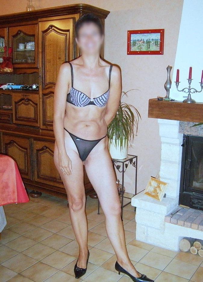 25P Sexy Milf Posing 9