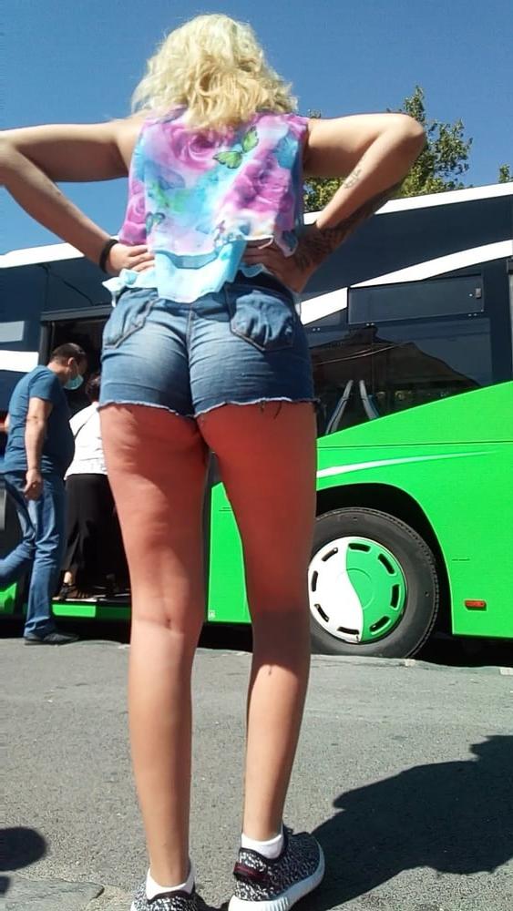 25P Girls on street