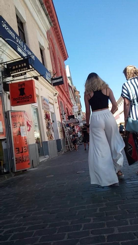 25P Girls on street