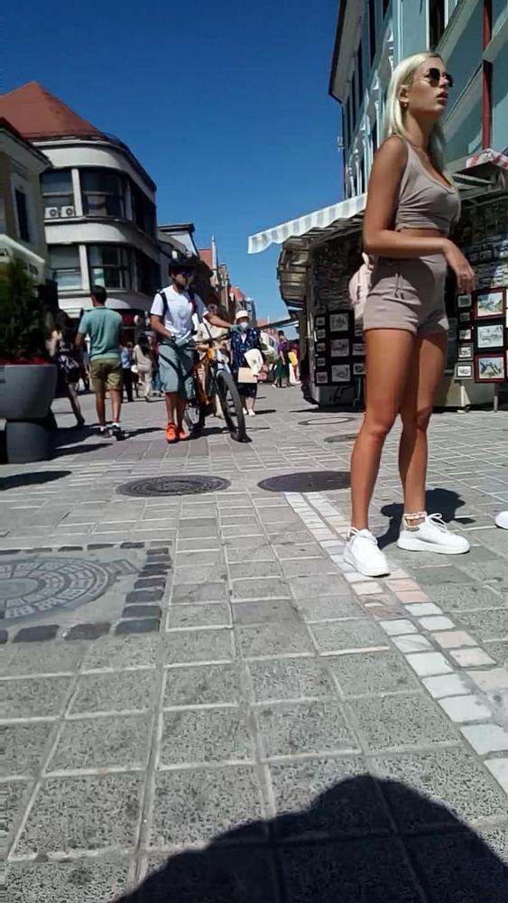 25P Girls on street
