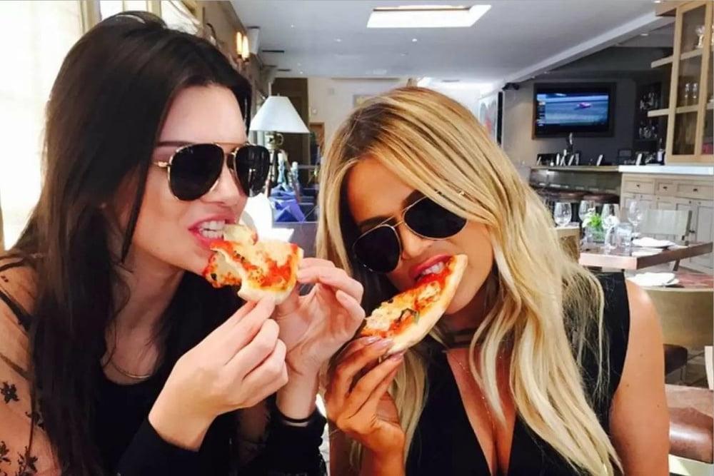 25P Hot Girls Eating Pizza