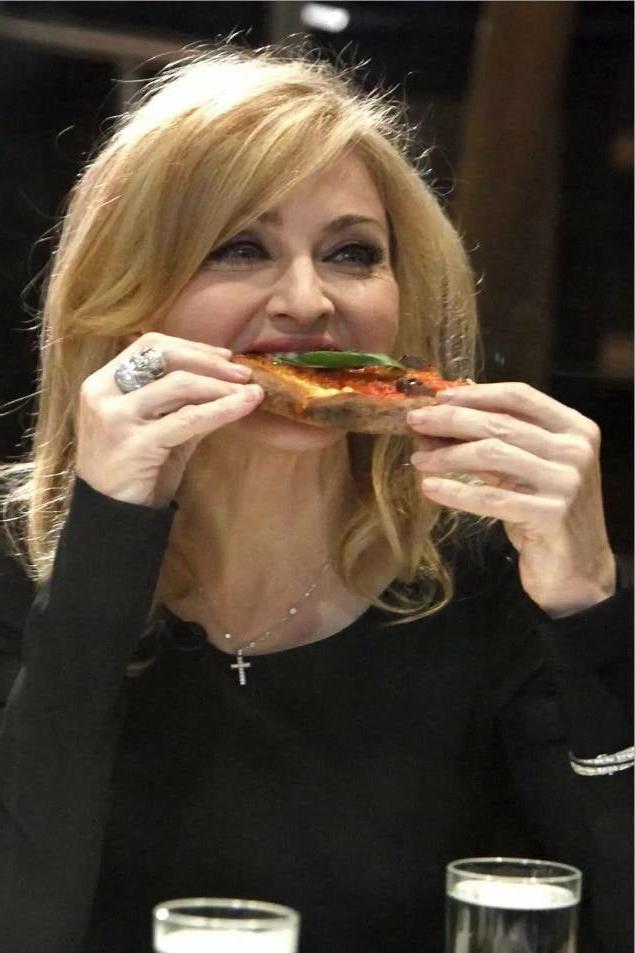 25P Hot Girls Eating Pizza