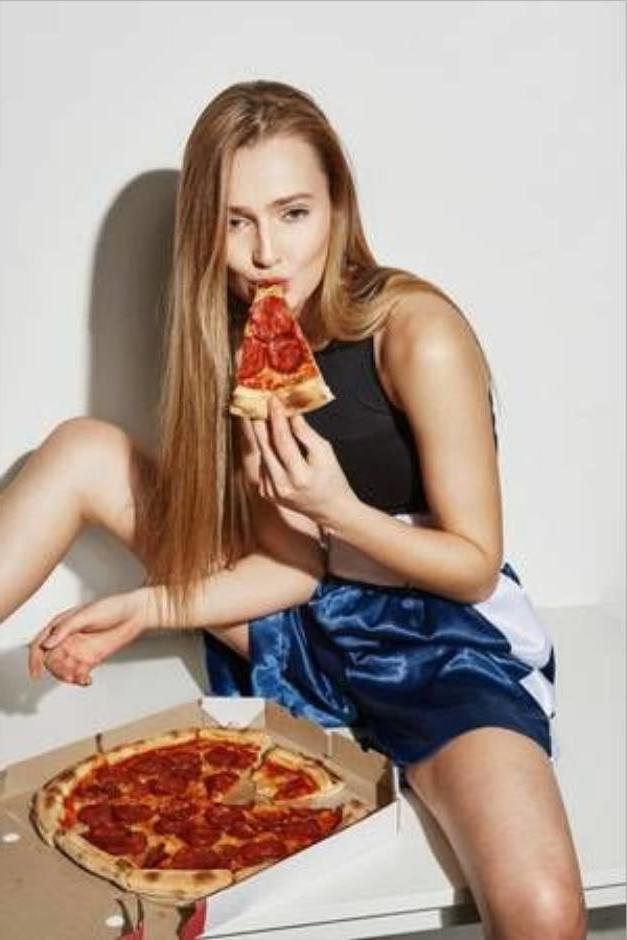 25P Hot Girls Eating Pizza