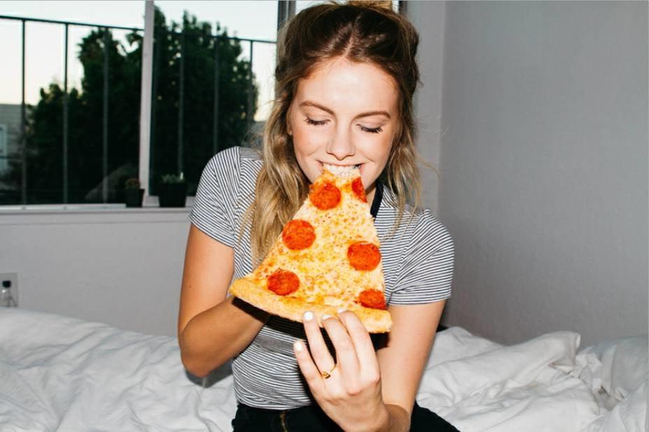 25P Hot Girls Eating Pizza
