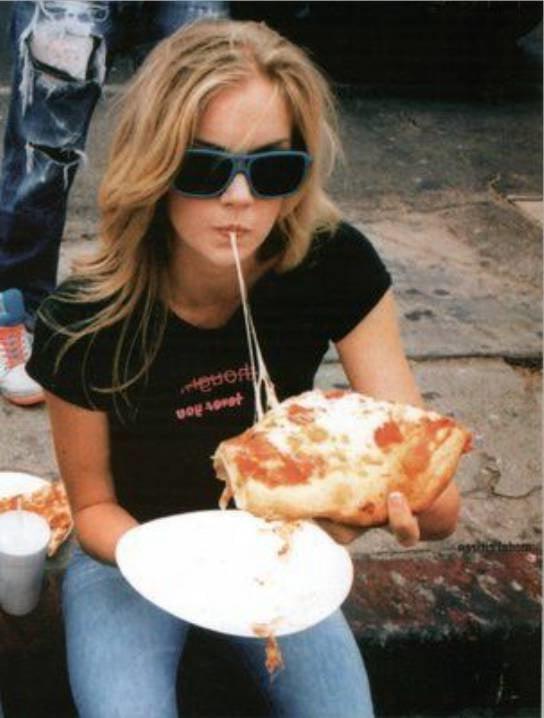 25P Hot Girls Eating Pizza