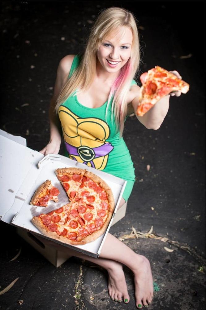 25P Hot Girls Eating Pizza