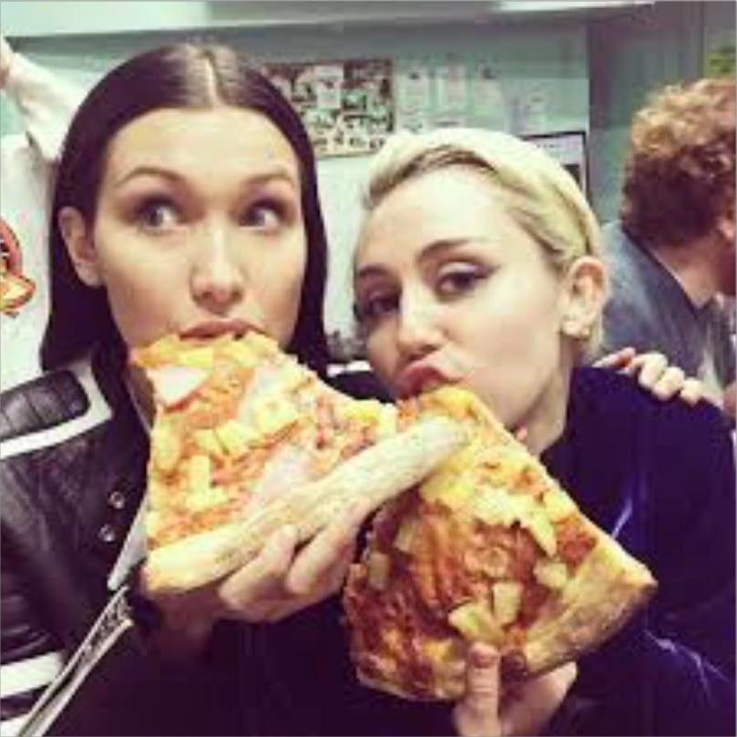 25P Hot Girls Eating Pizza